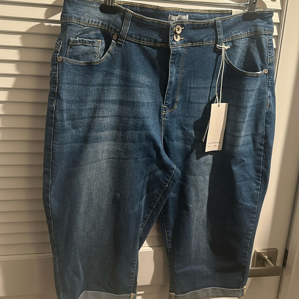 NWT Sandpiper Premium Denim/ Rayon Denim five pockets Capri.